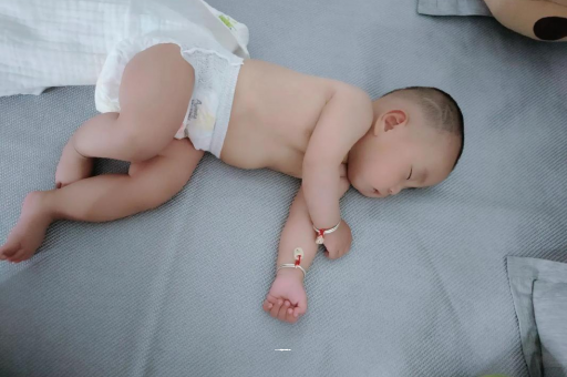 金湖3个月宝宝怎么抱